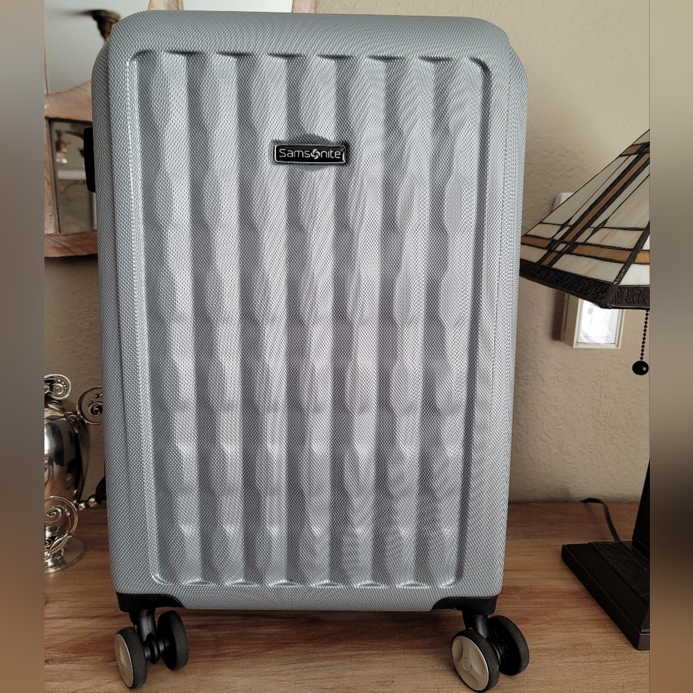 Samsonite Beck Ltd 20 inch Silver Spinner